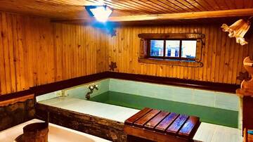 Фото номера Дом с 7 комнатами Дома для отпуска Goryanka Hotel г. Микуличин 23