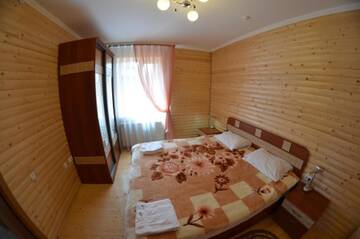 Фото номера Четырехместный номер с террасой Отель Sribni Rosy г. Микуличин 3