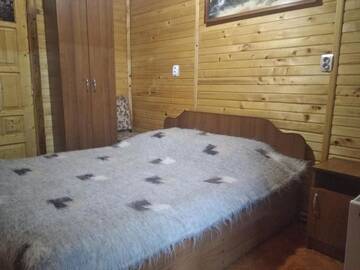Фото номера Двухместный номер с 1 кроватью и собственной ванной комнатой Загородные дома Перлина Карпат Котедж з каміном г. Микуличин 11